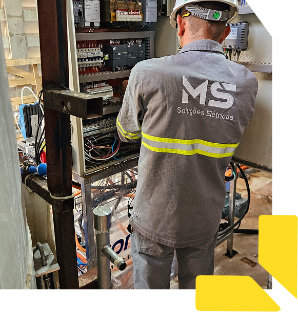 Profissional da MS Soluções Elétricas em serviço